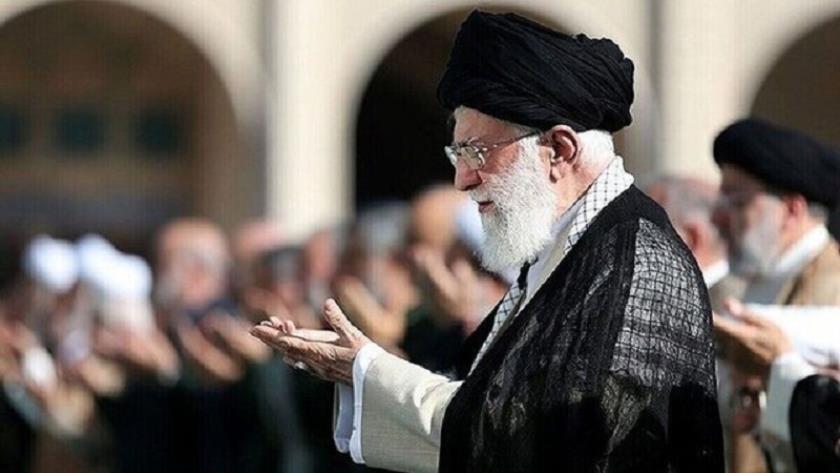 Iranpress: سماحة القائد المعظم يؤمّ جموع المصلين في صلاة عيد الفطر المبارك 