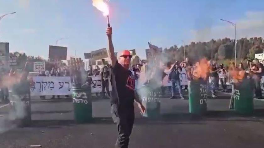 Iranpress: أهالي الأسرى الإسرائيليين يغلقون طريقا سريعا في تل أبيب بسبب تعثر المفاوضات
