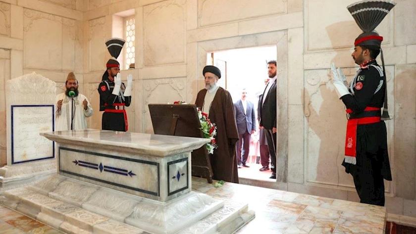 Iranpress: رئيسي يزور مرقد إقبال لاهوري بمدينة لاهور الباكستانية