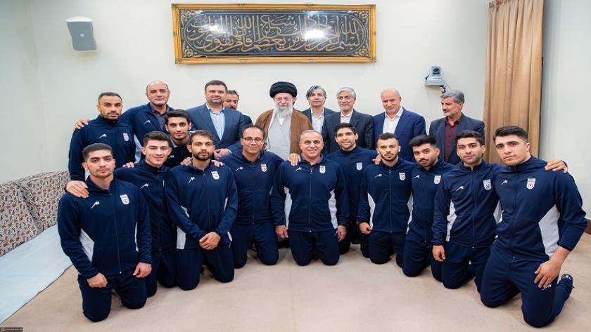 Iranpress: سماحة القائد يستقبل أعضاء المنتخب الوطني لكرة الصالات 