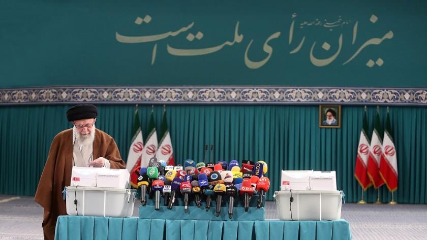 Iranpress: سماحة القائد المعظم يدلي بصوته في الدورة الثانية من انتخابات مجلس الشورى 