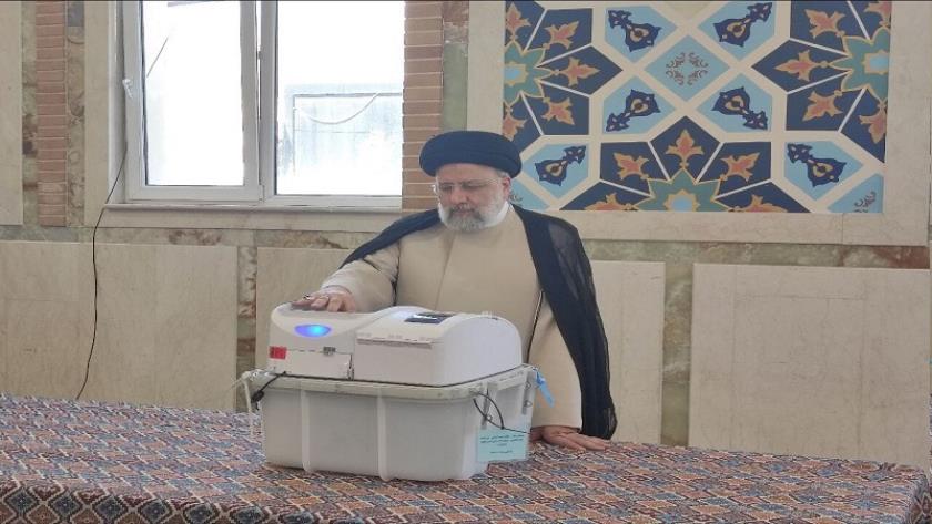 Iranpress: رئيس الجمهورية: وجود مجلس وحكومة قويين يمكن أن يخلقا إيران قوية