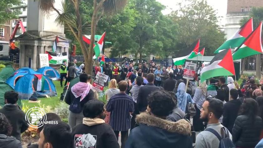 Iranpress: وقفة لطلاب جامعة كوين ماري بلندن للتضامن مع فلسطين 