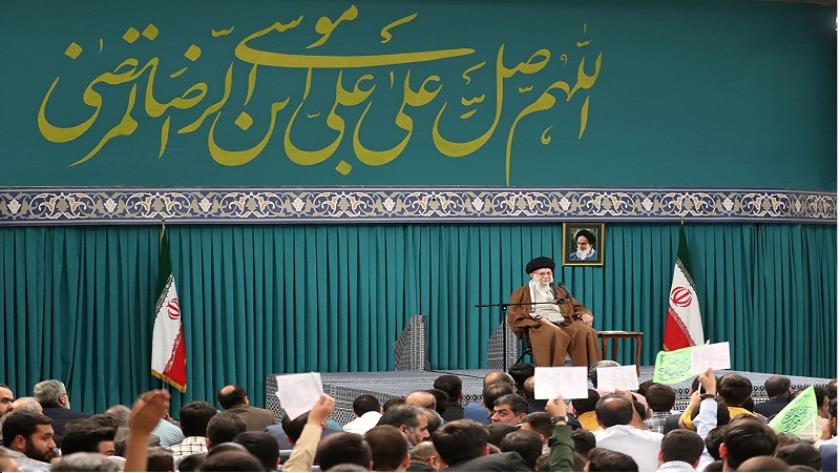 Iranpress: سماحة القائد يطلب من الشعب الدعاء للرئيس رئيسي والوفد المرافق له