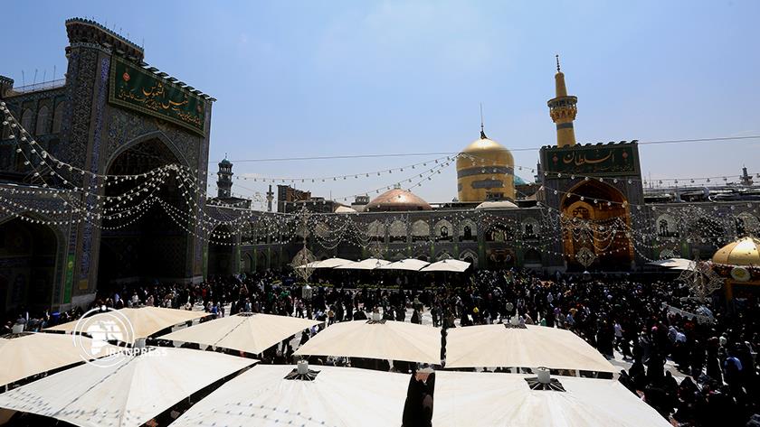 Iranpress: الراية السوداء ترفع على قبة مرقد الإمام الرضا (ع) 