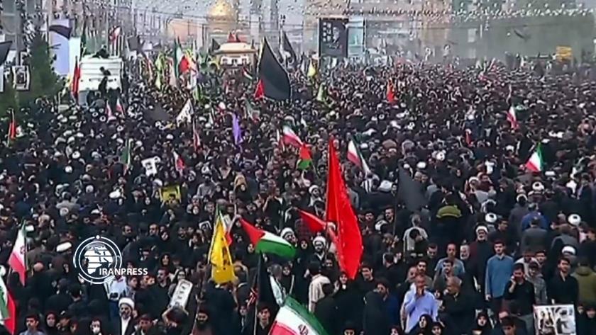 Iranpress: وداع أهالي قم مع شهداء الخدمة + فيديو