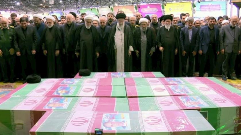 Iranpress: قائد الثورة الإسلامية يصلي صلاة الميت على جثامين شهداء تحطم مروحية الرئيس الإيراني