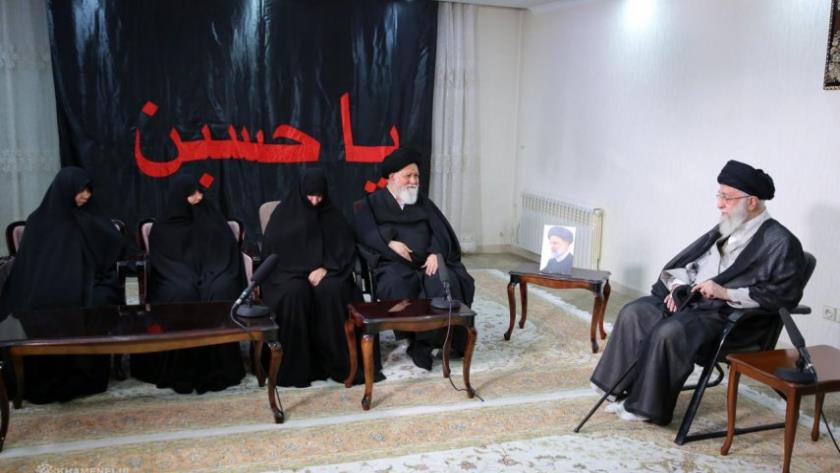 Iranpress: قائد الثورة يتفقد عائلة الرئيس الشهيد آية الله رئيسي