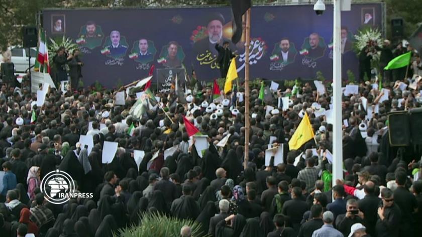 Iranpress: مراسم تشييع الجثمان الطاهر للرئيس الشهيد في بيرجند