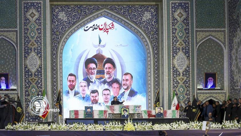 Iranpress: الرئيس الإيراني الشهيد يوارى الثرى في مدينة مشهد