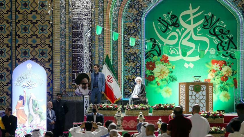 Iranpress: حضور الشيخ عيسى قاسم في الحرم الرضوي الشريف