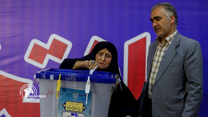 Iranpress: سكان مسقط رأس الإمام الخميني (قدس سره) يجددون العهد مع مبادئ الثورة