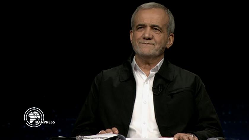 Iranpress: بزشكيان: الحاج قاسم سليماني فخر وطني 