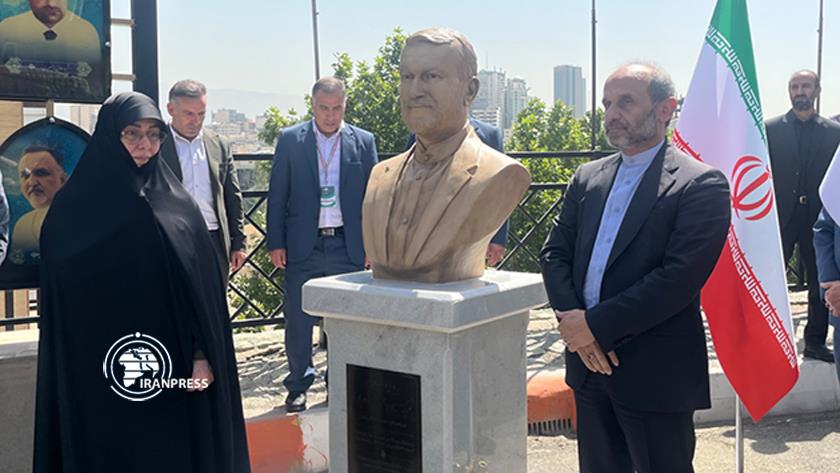 Iranpress: رفع الستار عن تمثال رأسي لوزير الخارجية الشهيد حسين أمير عبد اللهيان 