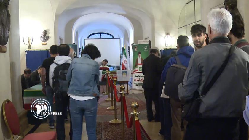 Iranpress: الجالية الإيرانية في أوروبا تشارك في الجولة الثانية للانتخابات الرئاسية