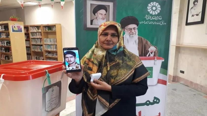 Iranpress: مشاركة أكثر من 30 مليون مواطن في الجولة الثانية من انتخابات الرئاسة 