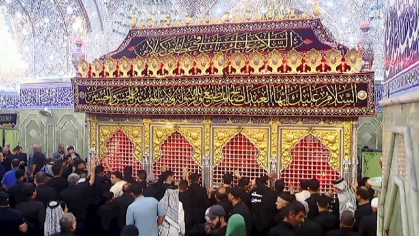 Iranpress: حضور جموع المعزين في مرقدي الإمام الحسين (ع) في كربلاء
