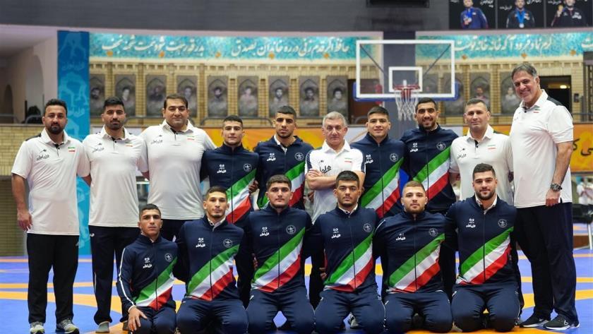 Iranpress: فوز فريق المصارعة الحرة للشباب الإيراني ببطولة آسيا
