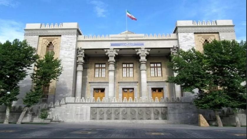 Iranpress: وزارة الخارجية الإيرانية تستدعي السفير البريطاني 
