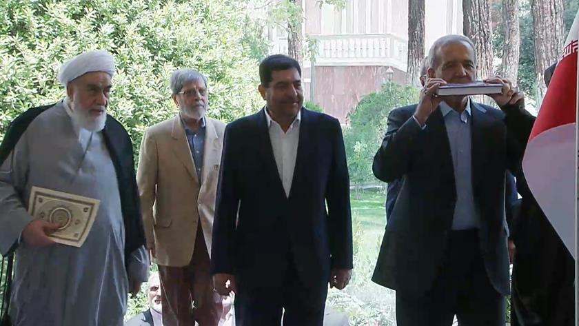 Iranpress: الرئيس الإيراني مسعود بزشكيان يتسلم مكتب الرئاسة + فيديو