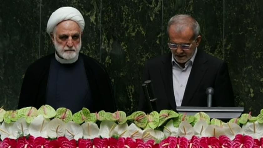 Iranpress: بدء حفل أداء اليمين الدستورية للرئيس الإيراني الجديد
