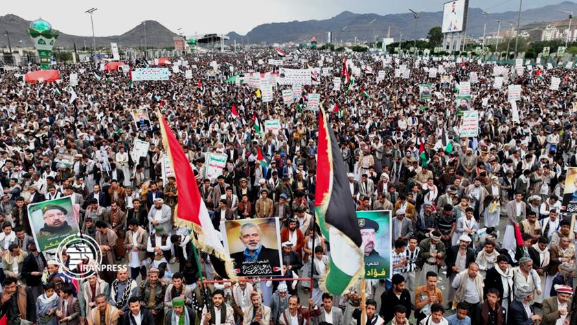 Iranpress: ملايين اليمنيين يتجمعون لإدانة اغتيال هنية +صور وفیدیو