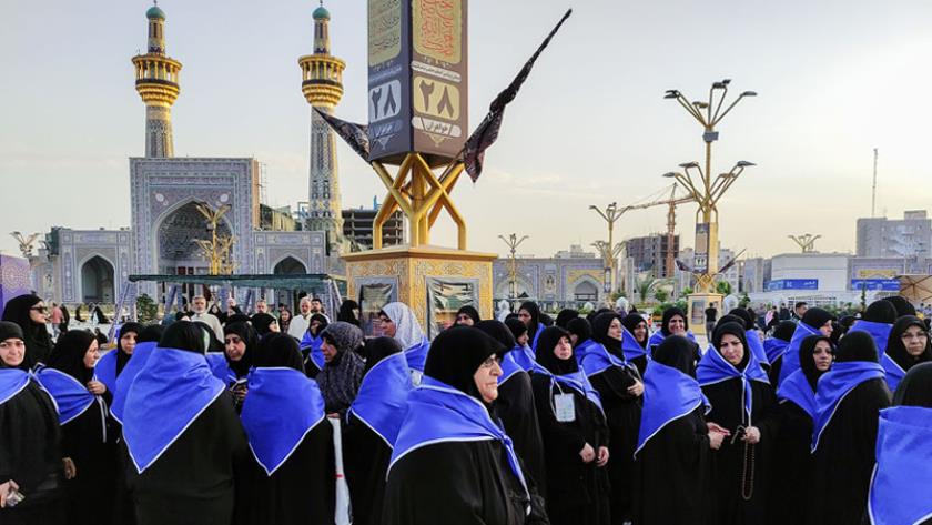 Iranpress: زيارة مجموعة من الإيرانيات المقيمات في العراق للحرم الرضوي