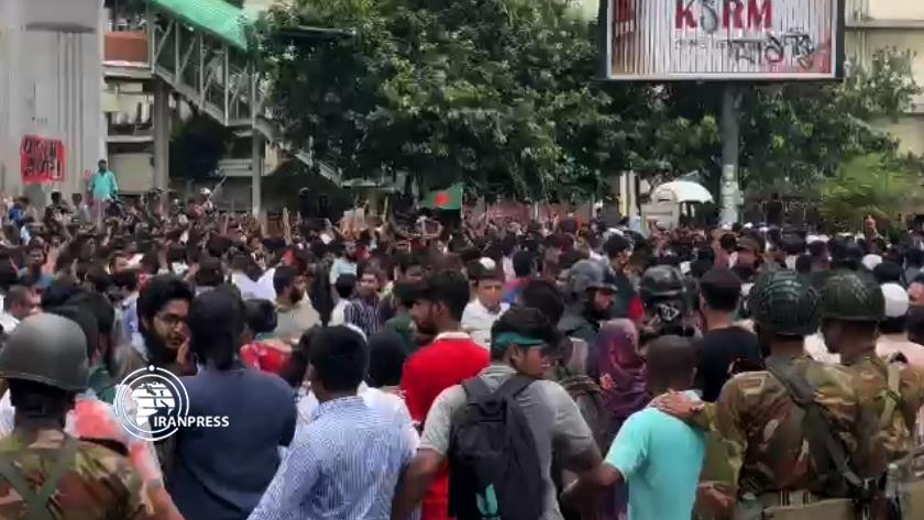 Iranpress: شاهد بالفيديو... شوارع بنغلاديش بعد استقالة رئيسة الوزراء