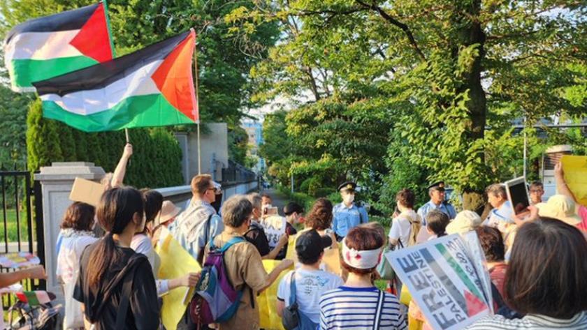 Iranpress: تنظيم احتجاجات أمام السفارة الأمريكية في طوكيو تضامنًا مع الفلسطينيين