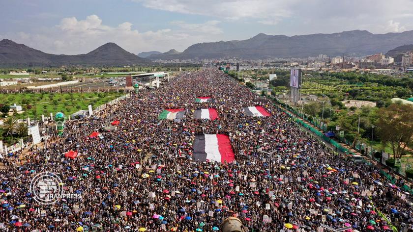 Iranpress: بالصور.. مظاهرة مليونية في اليمن تضامنًا مع الفلسطينيين