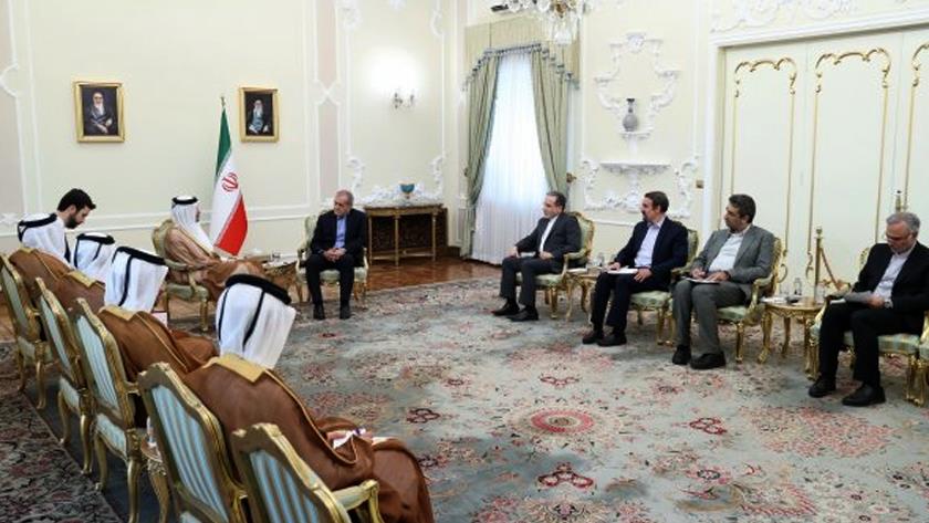 Iranpress: رئيس الوزراء القطري في لقاء بزشكيان: نعول على دور إيران كلاعب مسؤول في المنطقة