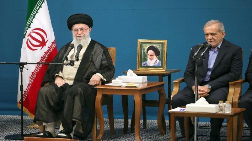 Iranpress: قائد الثورة : إيران اليوم معروفة بالعلم والتقدم والقوة والعمق الاستراتيجي في العالم