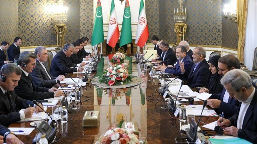 Iranpress: الاجتماع المشترك للوفدين رفيعي المستوى من إيران وتركمانستان