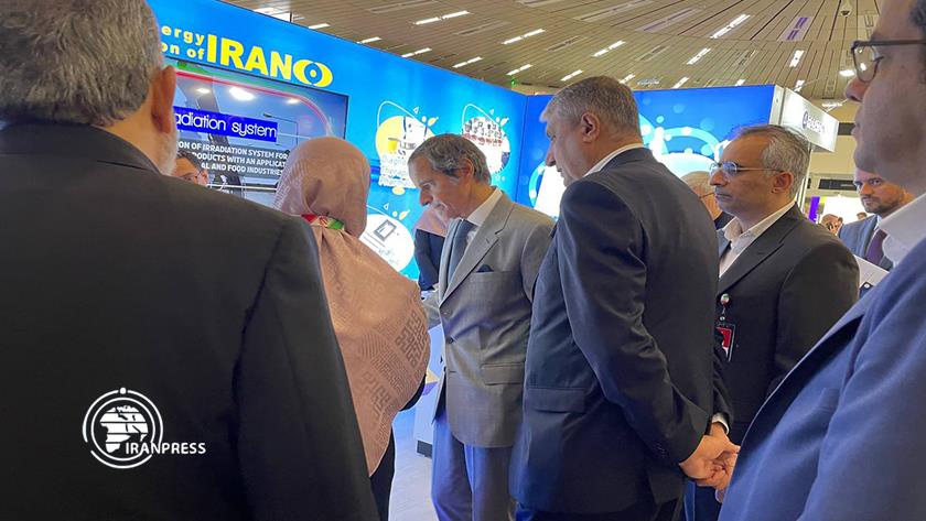 Iranpress: غروسي يزور فعالية ‘مرور 50 عامًا على التكنولوجيا النووية الإيرانية’ في فيينا