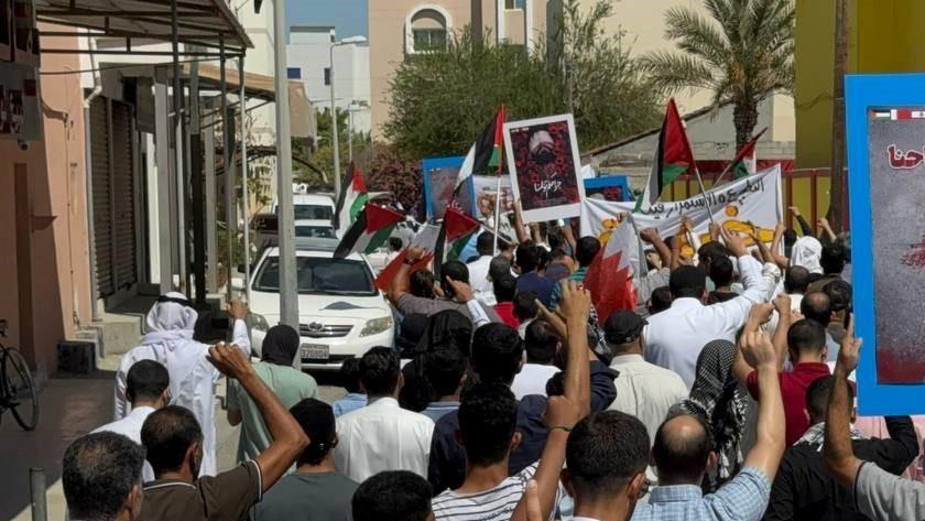 Iranpress: الشعب البحريني يتضامن مع الشعب اللبناني بشعار لبيك يا نصر الله