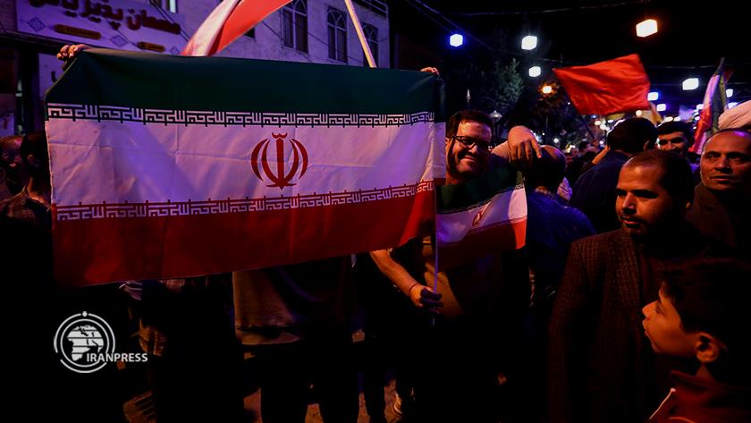 ایران برس: بالصور.. المواطنون بمدينة أراك يبتهجون بالقصف الصاروخي الإيراني على فلسطين المحتلة