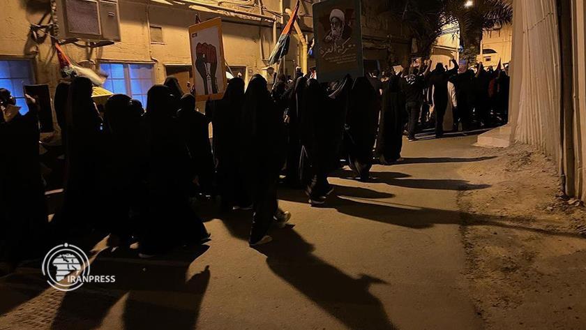 Iranpress: تظاهرة ليلية في البحرين تنديدا بجريمة اغتيال السيد حسن نصرالله