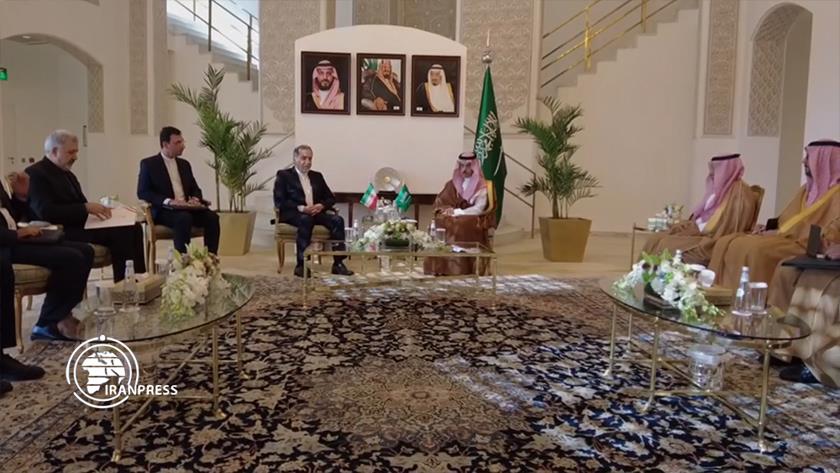 Iranpress: وزير الخارجية الإيراني يلتقي نظيره السعودي في الرياض + فيديو