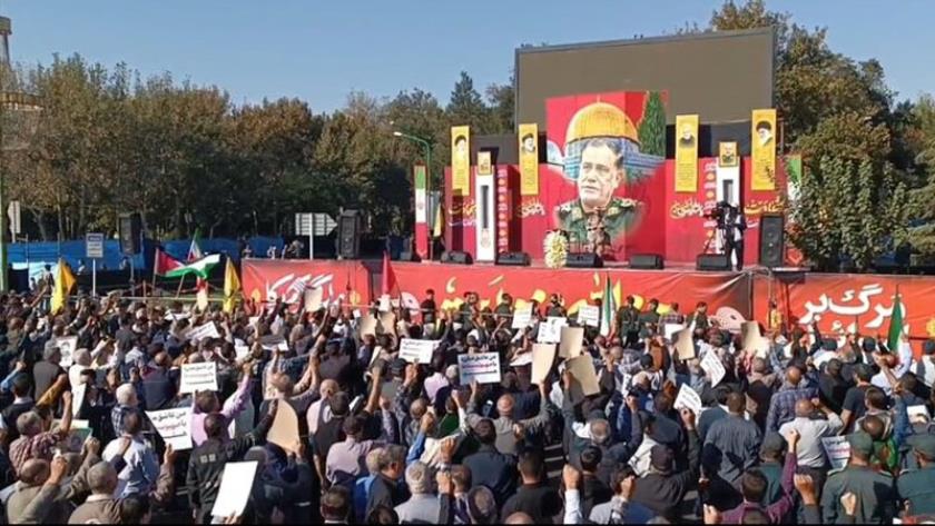Iranpress: مراسم تشييع جثمان الشهيد نيلفروشان في أصفهان + فيديو