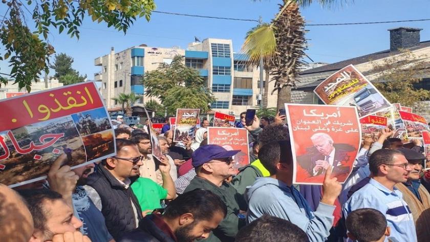 Iranpress: حشود أردنية غاضبة تتظاهر أمام السفارة الأمريكية في عمان 