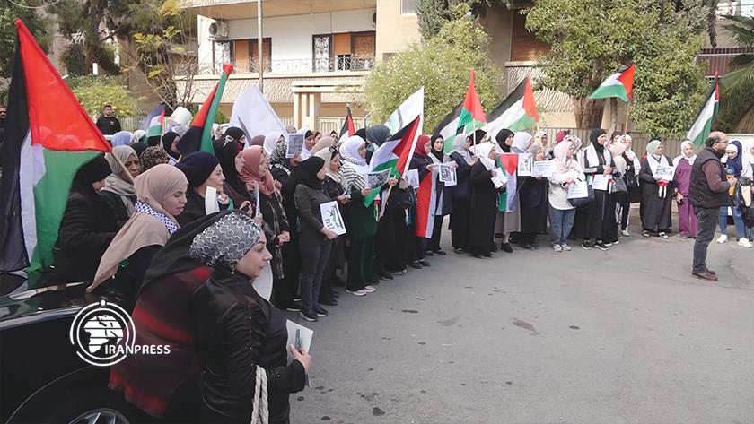 Iranpress: سيدات سوريات يجتمعن أمام مكتب الأمم المتحدة في دمشق لدعم فلسطين ولبنان