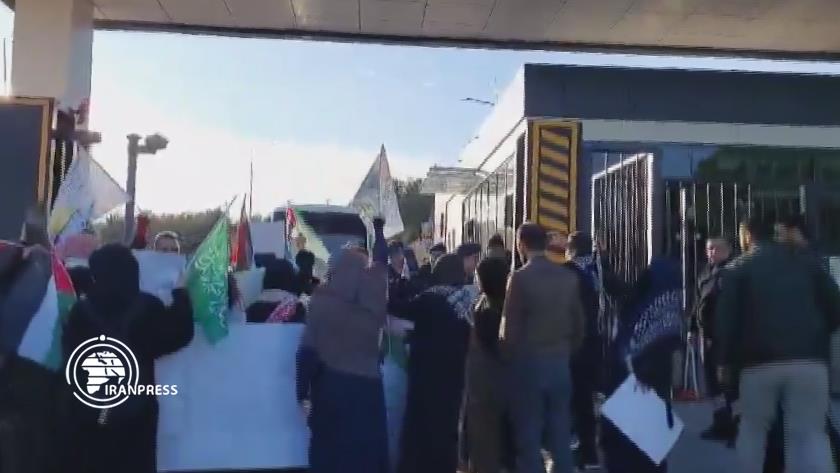 Iranpress: تركيا.. وقفة احتجاجية ضد إرسال الوقود إلى فلسطين المحتلة