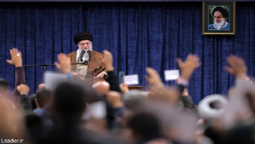 Iranpress: سماحة قائد الثورة يستقبل حشدًا من شرائح المجتمع 