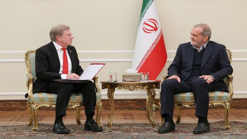 Iranpress: بزشكيان يؤكد عزم الحكومة الإيرانية على استكمال ممر "الشمال - الجنوب"