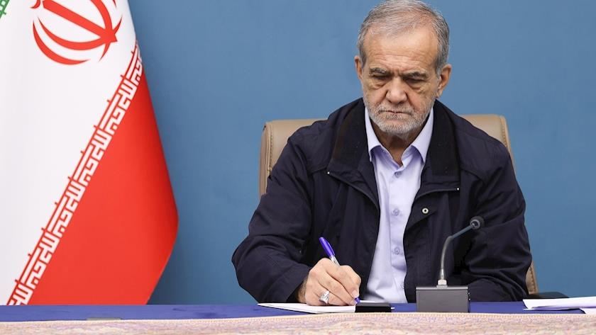 Iranpress: بزشكيان يهنئ البابا فرنسيس وجميع المسيحيين بعيد الميلاد للمسيح (ع)