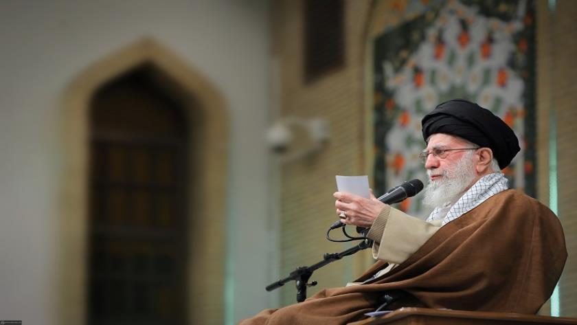 Iranpress: قائد الثورة: يستقبل غدًا عوائل شهداء الهجوم الإرهابي في محافظة كرمان