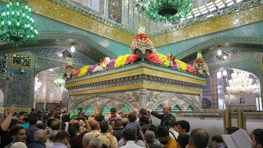 Iranpress: 10 آلاف أجنبي غير مسلم يزورون مرقد الإمام الرضا (عليه السلام) سنويًا