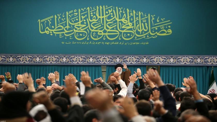 Iranpress: قائد الثورة يستقبل عوائل الشهداء 