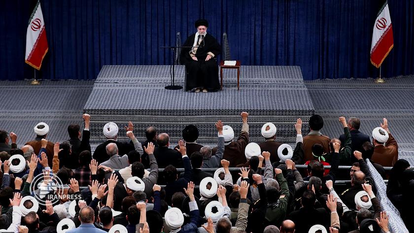 Iranpress: قائد الثورة الاسلامية یستقبل الآلاف من أهالي قم