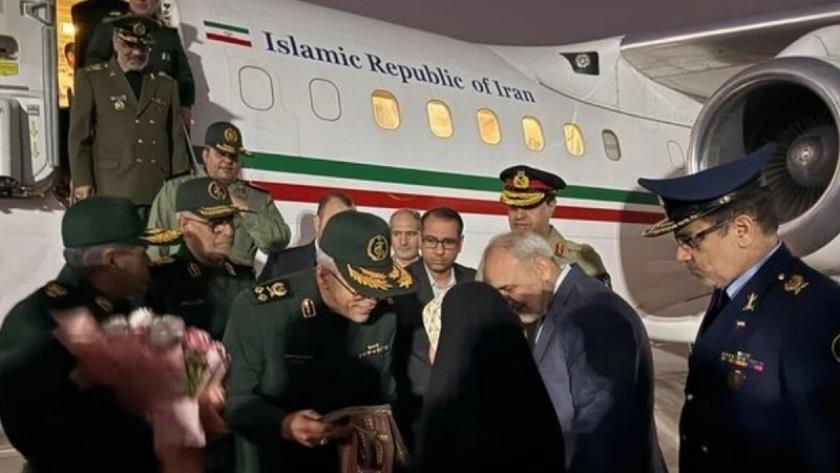 Iranpress: رئيس هيئة الأركان العامة الإيرانية يصل إلى باكستان 